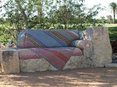 Pa119918_mosaic_bench.detail